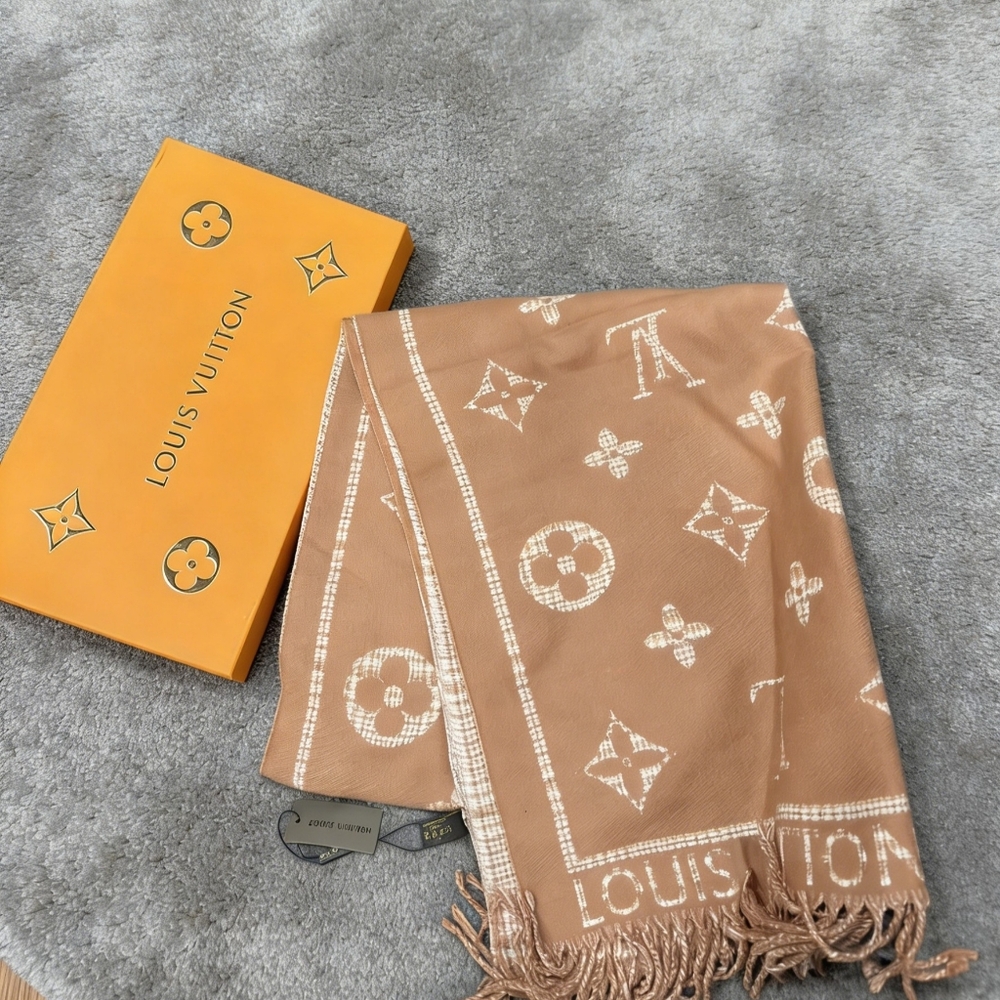 Louis Vuitton LV Essential Scarf